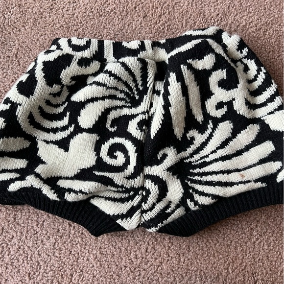 One of a kind recycled sweater shorts - Picture 2 of 5
